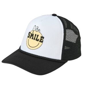Peanuts Snoopy Unisex Smile Trucker Hat Black and White‎